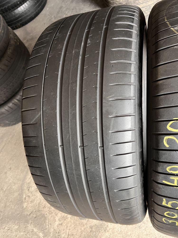 2 anvelope vara 305/40/20 , Pirelli , RunFlat !