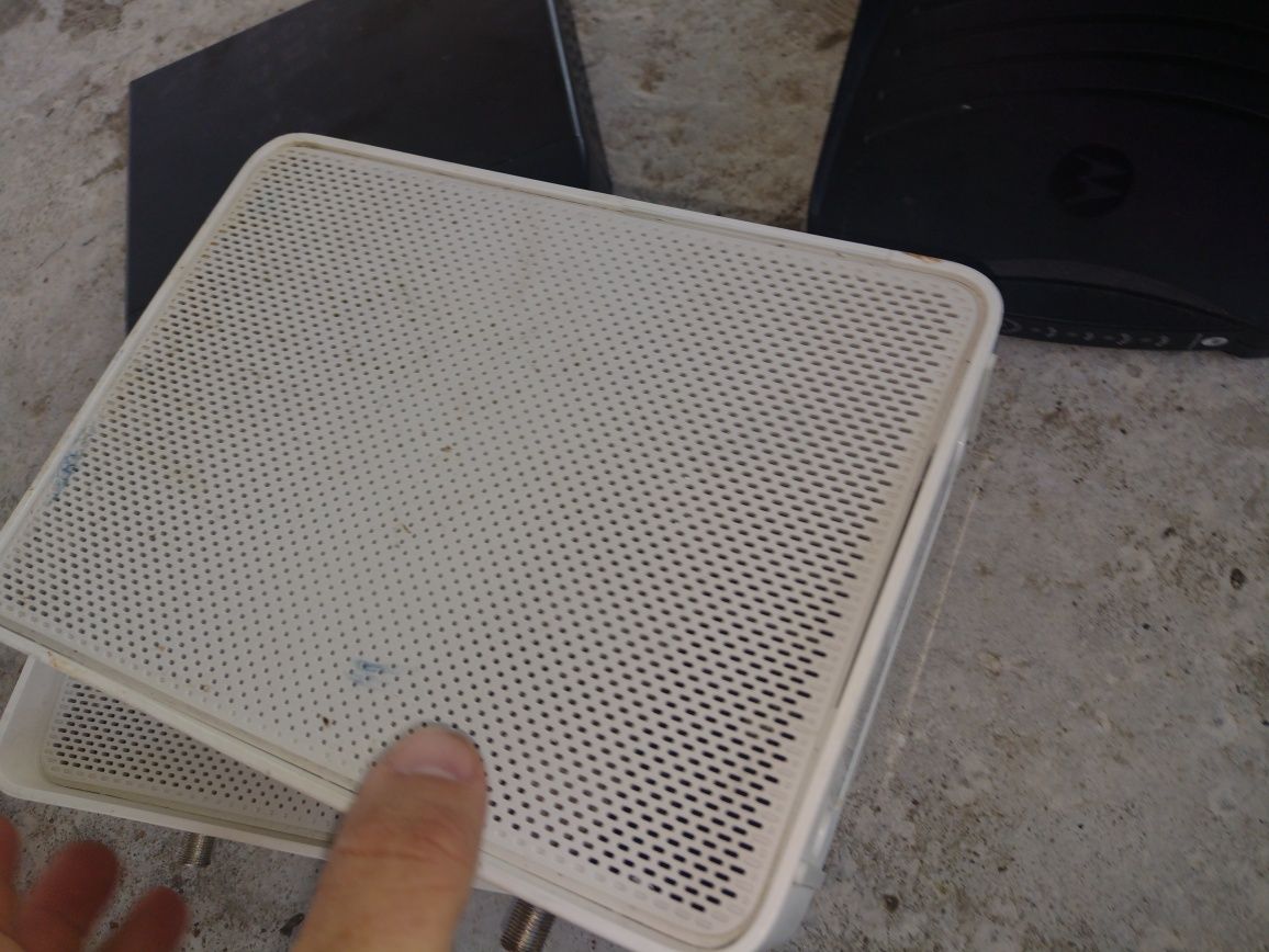 Router de retea  de culoare alba