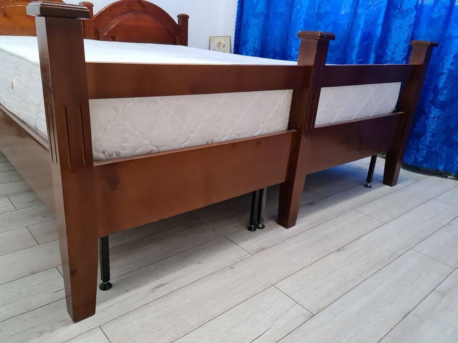 Vând pat din lemn masiv