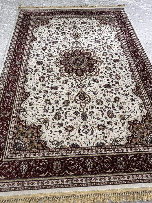 Продается чистый ковер 2*3.