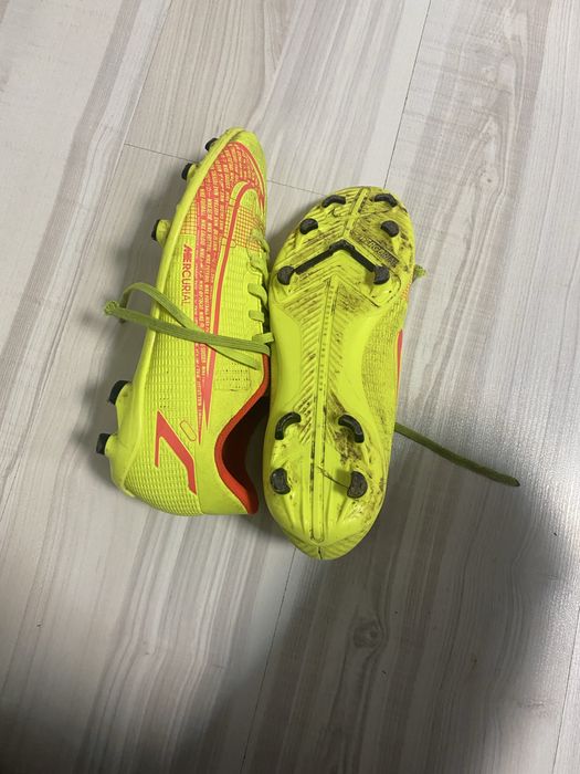 Vand pereche de fotbal mercurial