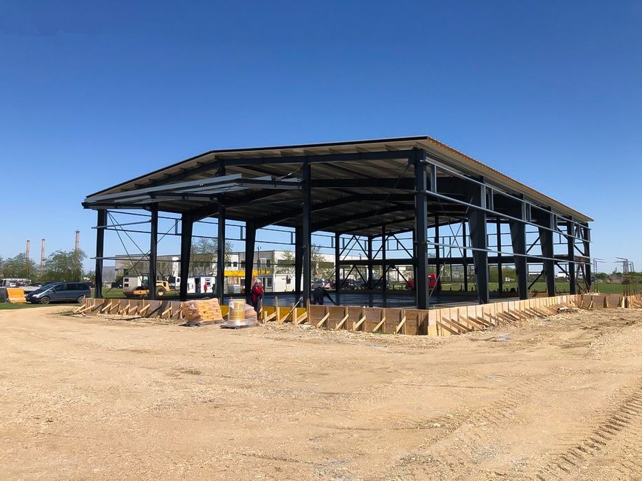 Avem pe stoc hală metalică deschidere 11m, lungime 30 m , înălțime 4m.