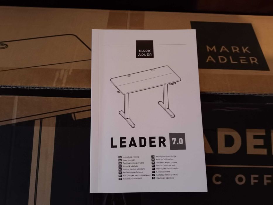 Бюро с регулируема височина Mark Adler Leader 7.0