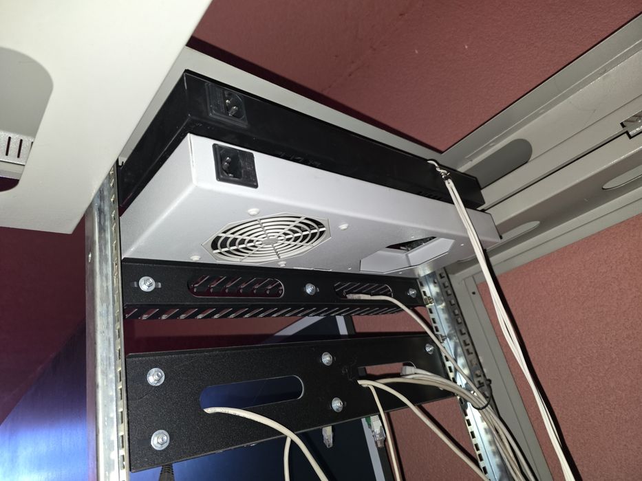 Сървърен шкаф, рак.