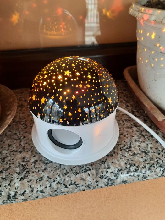 Veioza cu joc de lumini și Bluetooth