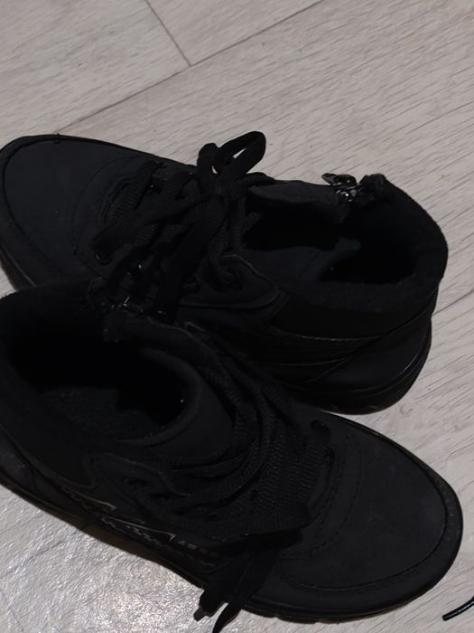 Продам ботинки детские и туфли