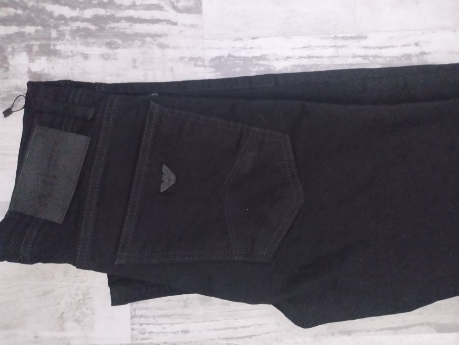 Vând blugi noi Italia