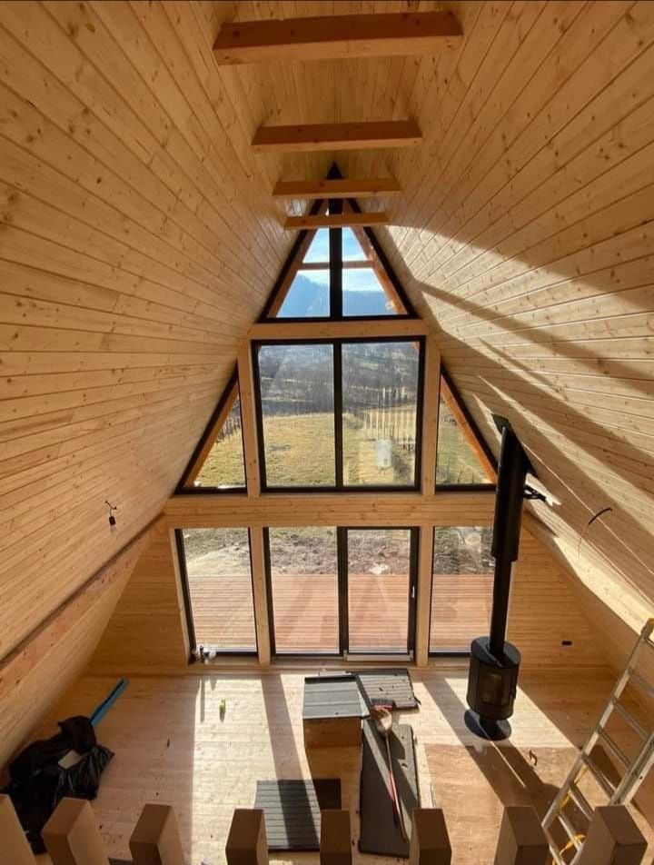 Vindem case si cabane din lemn, de tip A. Acestea se realizeaza la dim