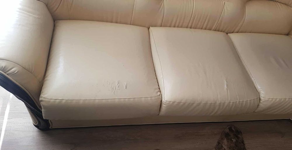 Продавам триместен диван с 2 фотьойла,чиста кожа и масивно дърво.