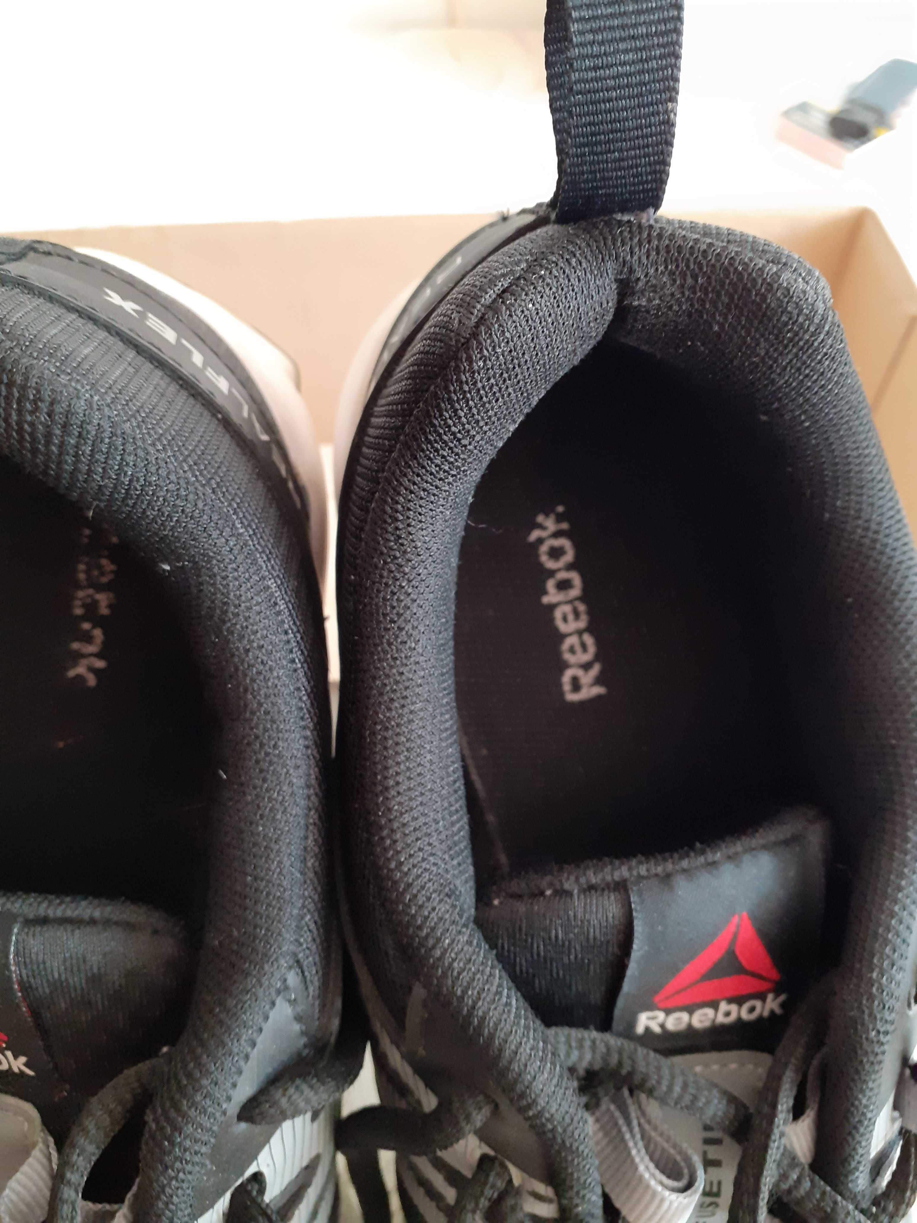 Adidasi NOI,purtati o singura data, marca Reebok ORIGINALI