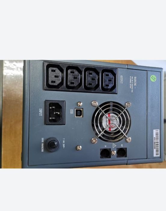 UPS Socomec 600w, cu stabilizator de tensiune.