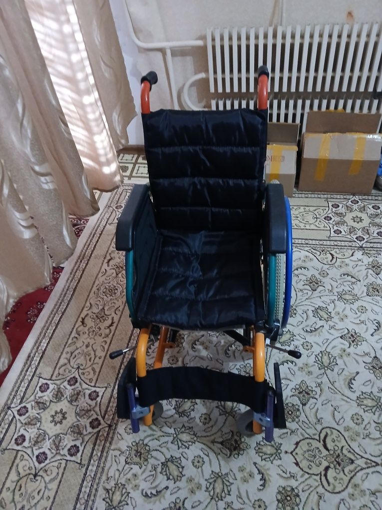 Продам детскую инвалидной коляску