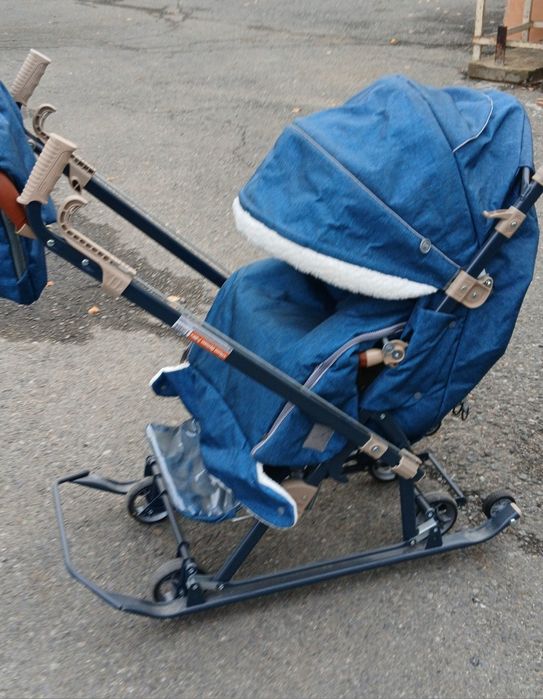 Продам зимнию коляску есть и лыжи и колесаа