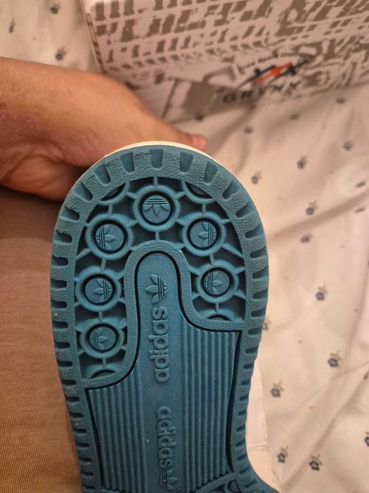 Adidasi unisex Adidas masura 39 si 1/3 tip gheata