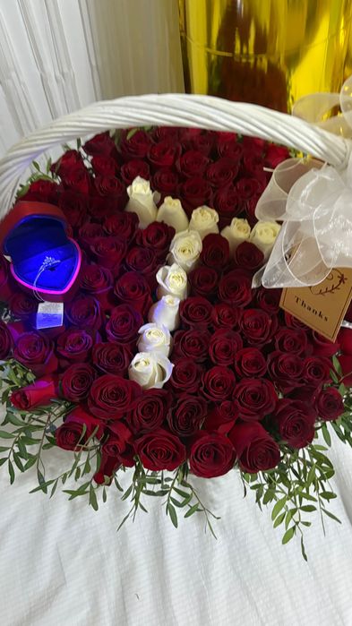 Букет цветов в корзине с буквой Т