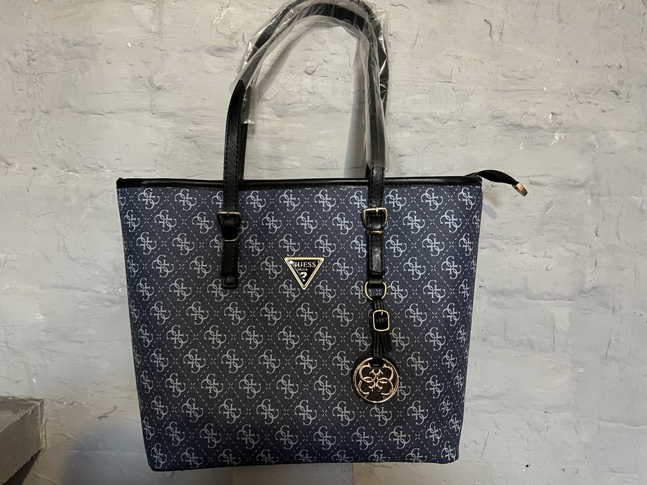 Големи дамски чанти Guess