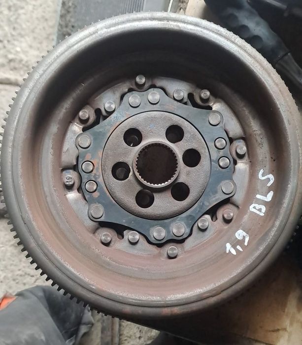 Volanta automata vw , skoda seat 1.9 bls bmm bmp 
Pret 500 lei . Se po