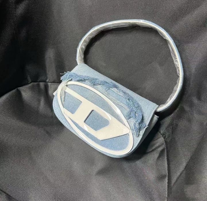 vand adidasi, genti papuci cititi descrierea