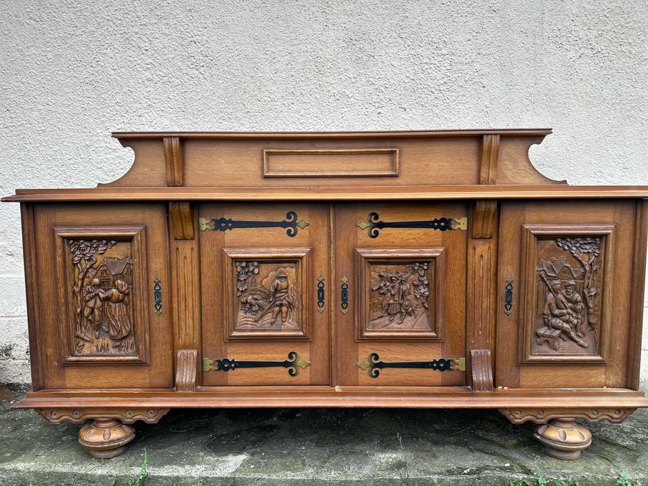 Шкаф с богата дърворезба и декоративна горна надстройка