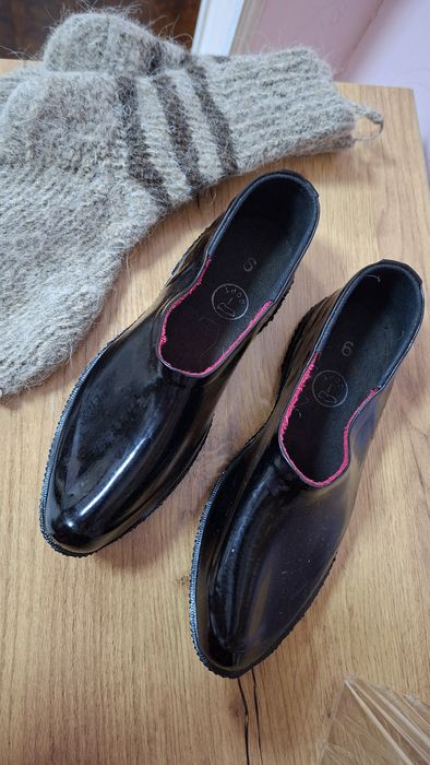 Продаётся галоши резиновые лакированные