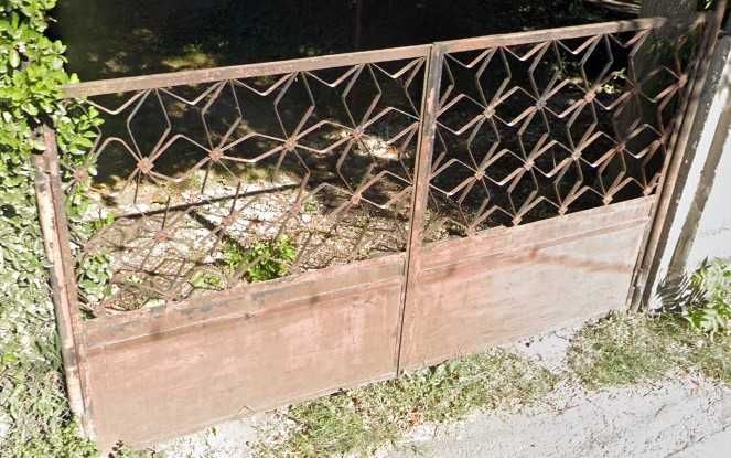 Метална дворна порта с две крила