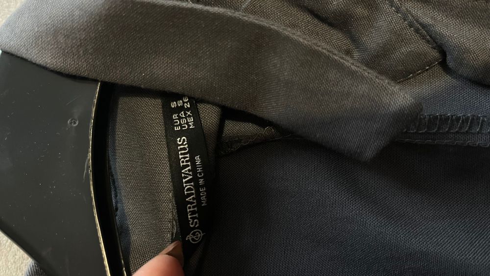 Роклята е нова, никога не е била носена, цвят сив