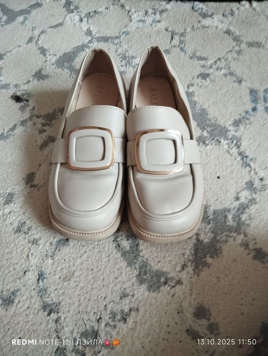 Женские туфли лоферы молочного цвета 38 размер