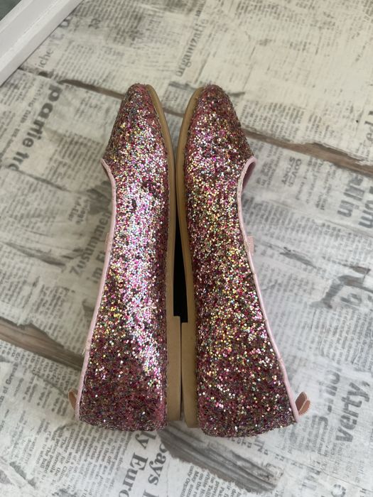 Обувки за момиченце. Два чивта.