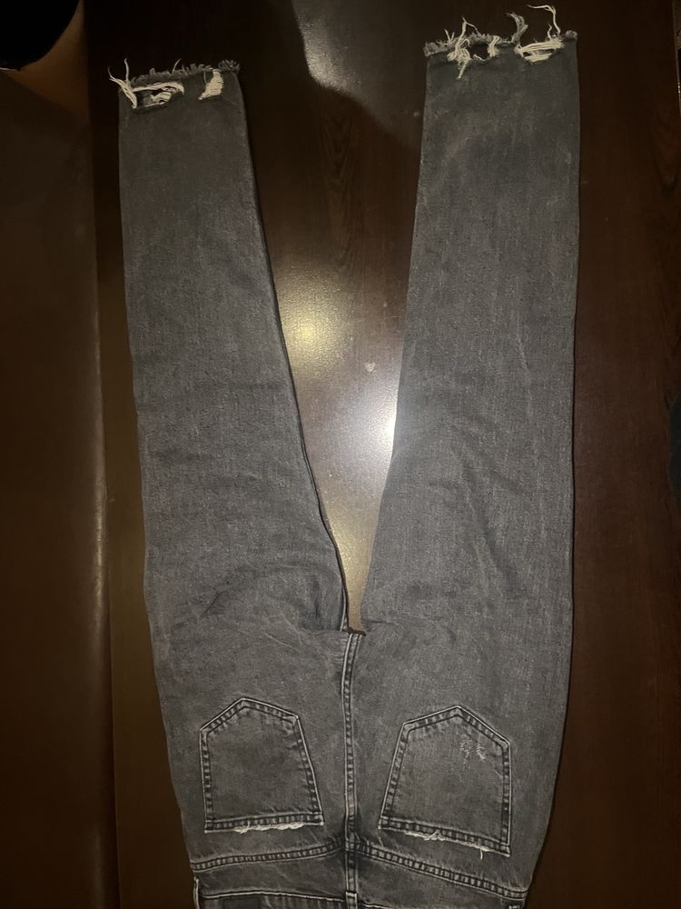 Накъсани черни дънки Bershka