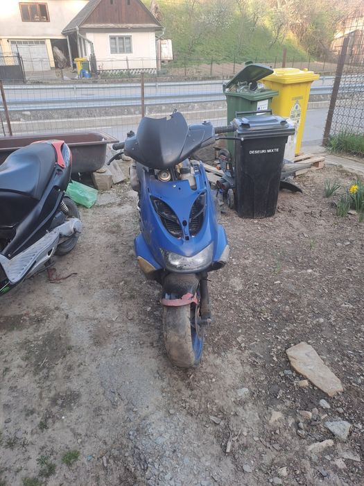 Vând scuter aprilia SR și un rally