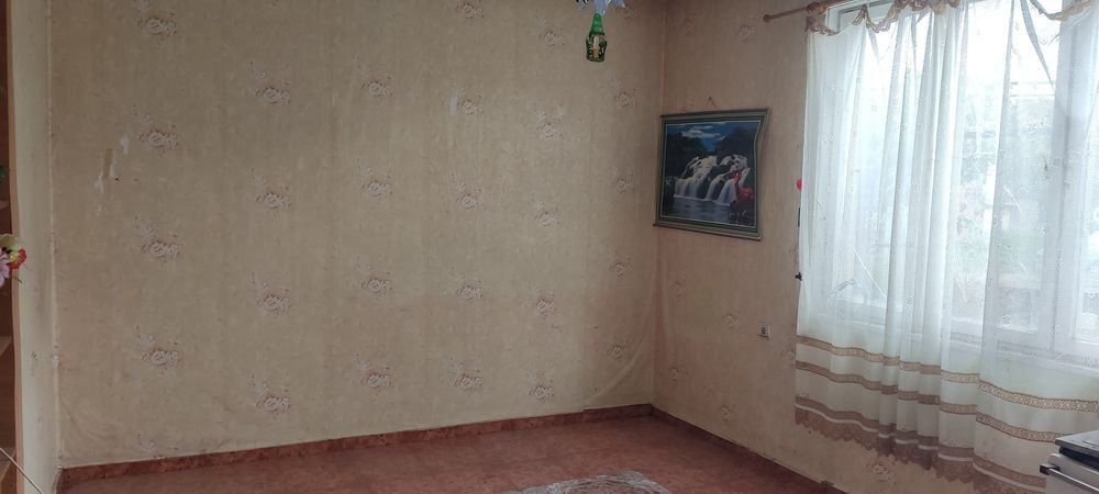 Масивна къща в село Бузовград, на 5 км от Казанлък