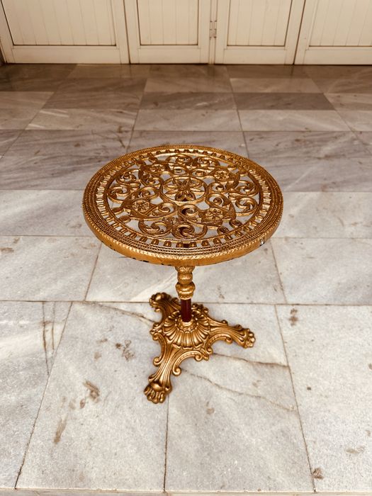 Декоративна ретро масичка в бароков стил – метална, златиста