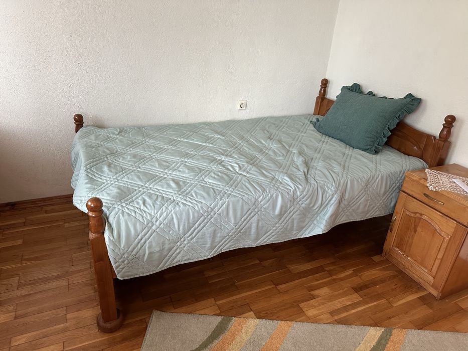 Продавам легло от естествено дърво