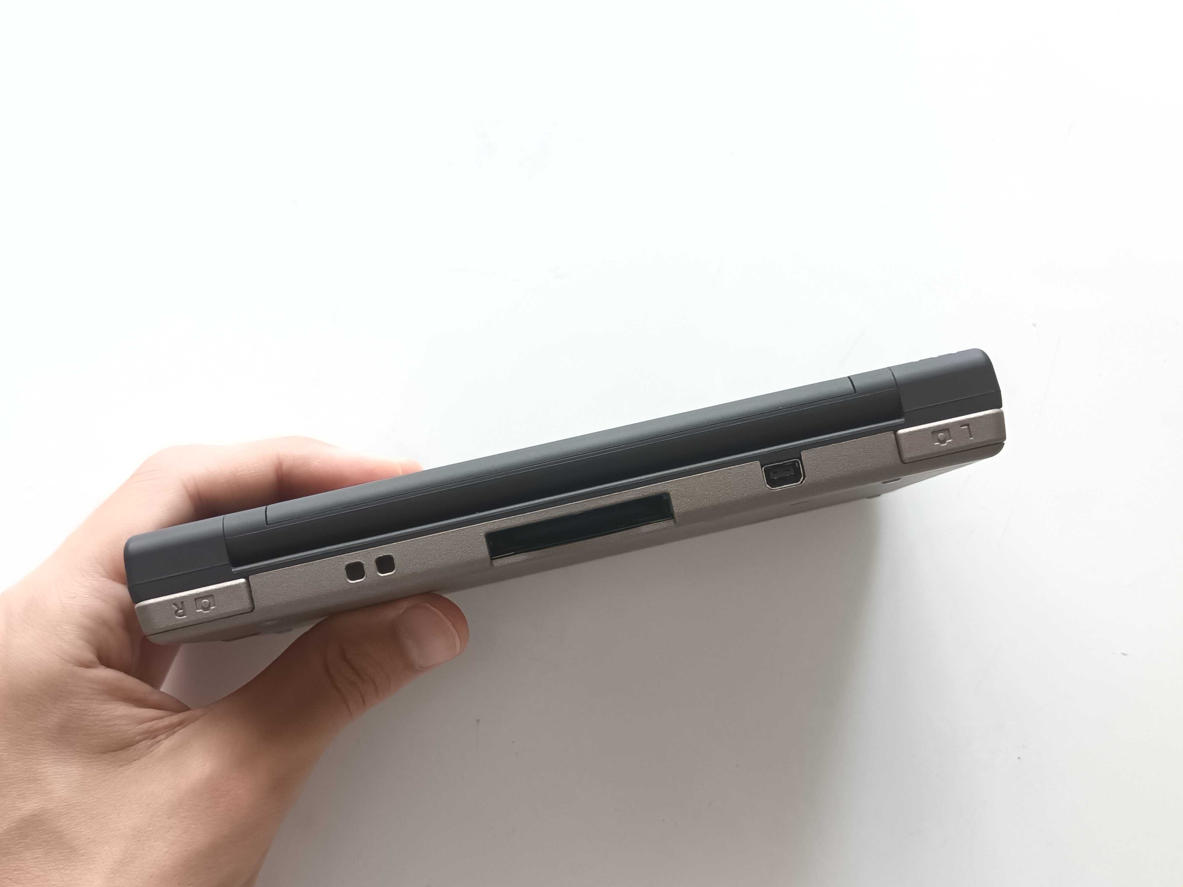 Продавам Nintendo DSi XL с качени много игри