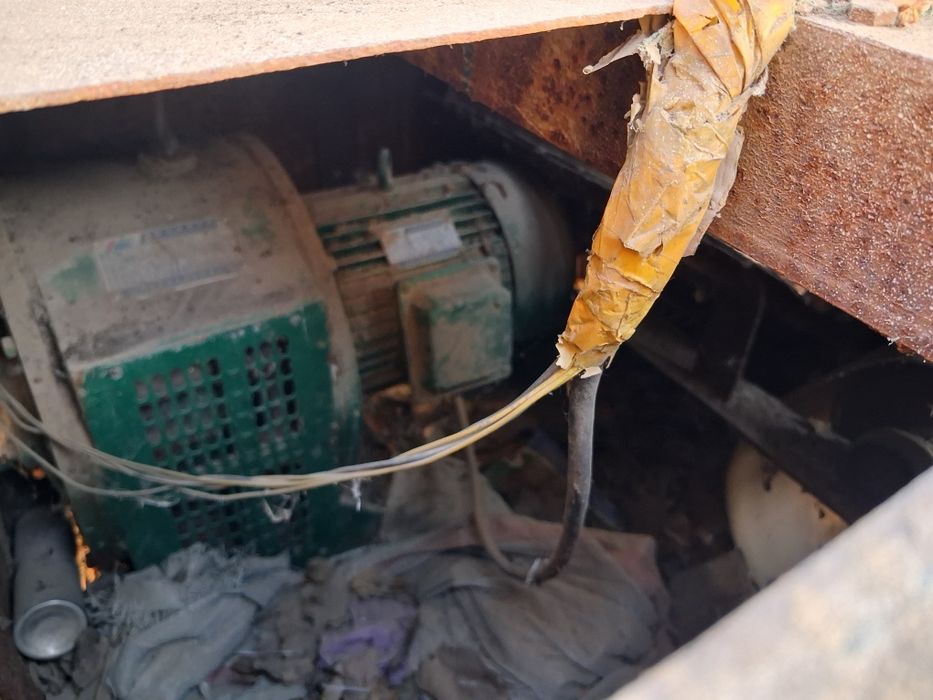 Ko'mir press qiladifan aparat va semichka chaqadigan aparat