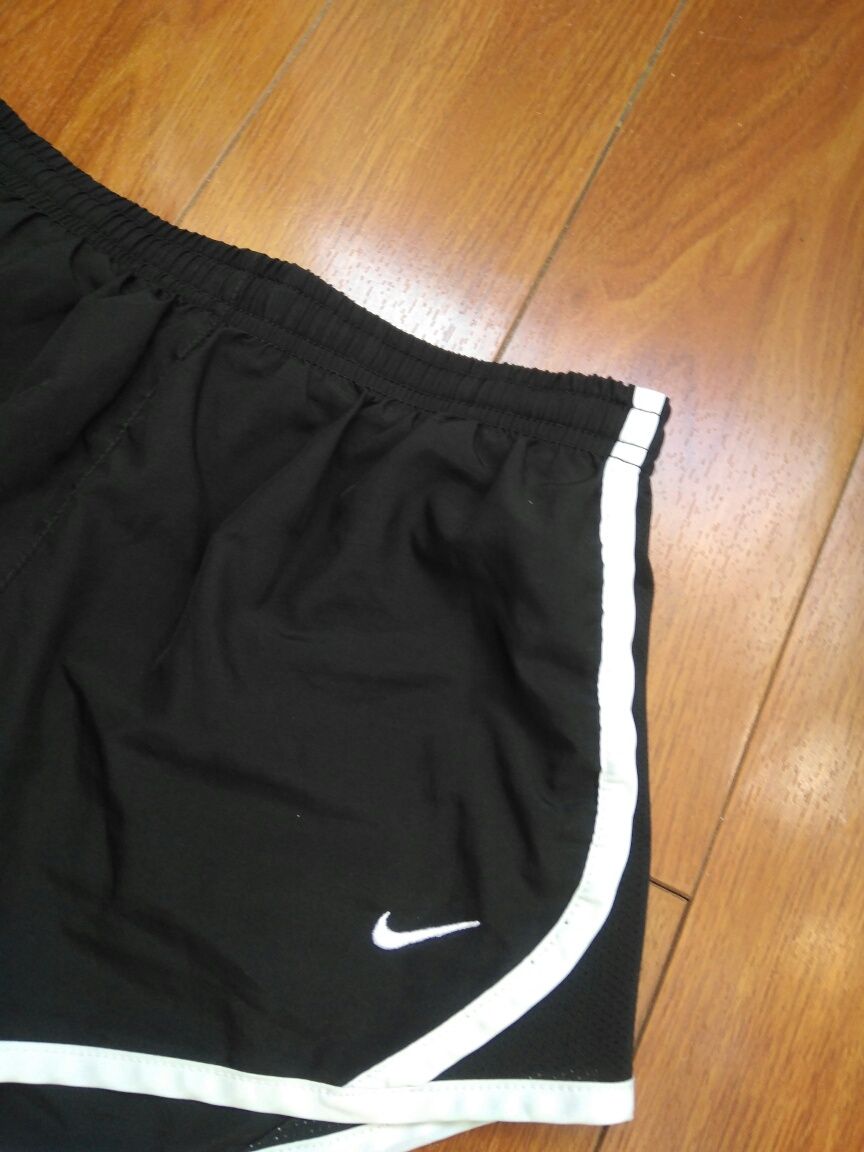 Pantaloni scurți de damă Nike Dri Fit mărimea M