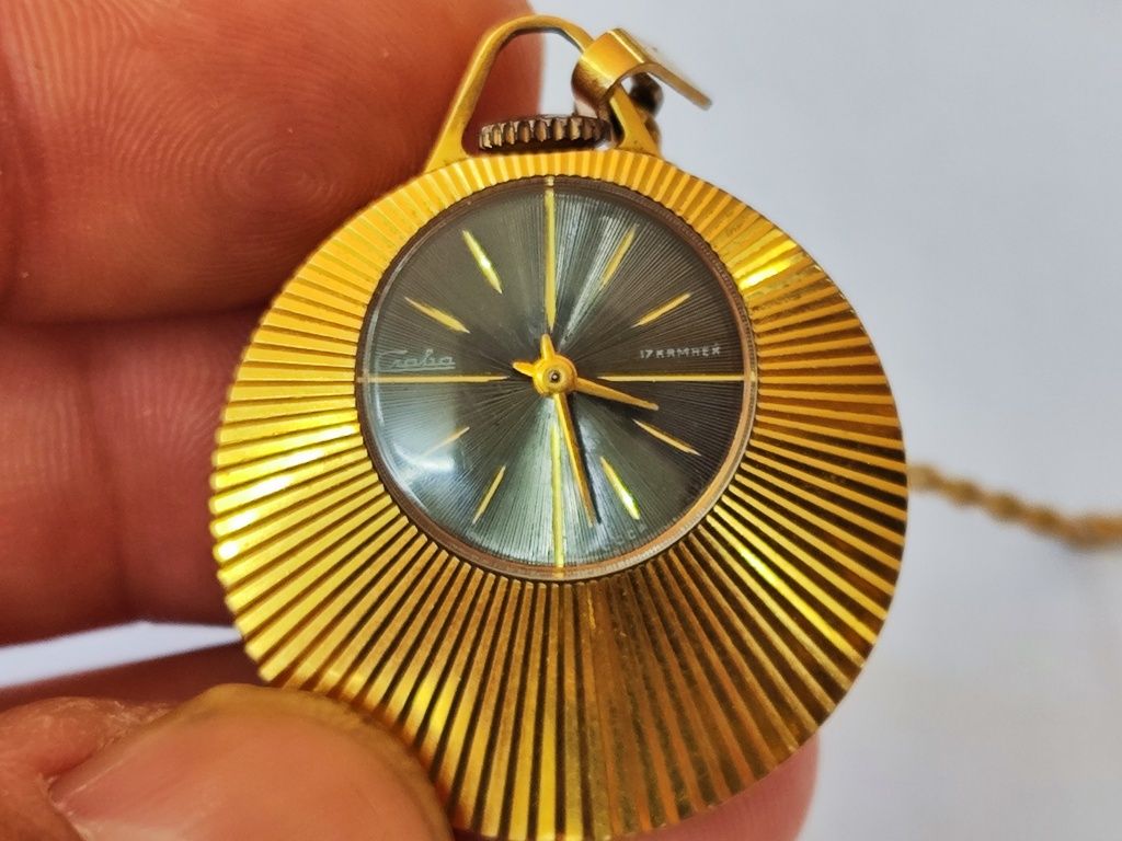 Дамски механичен часовник медальон slava 17 jewels