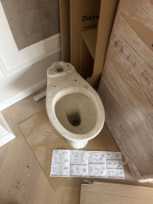 Продам унитаз в рабочем состояний но грязный