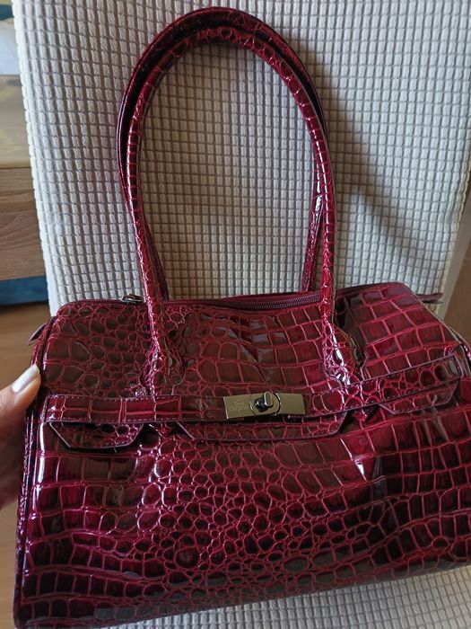 Дамска лачена чанта CARPISA