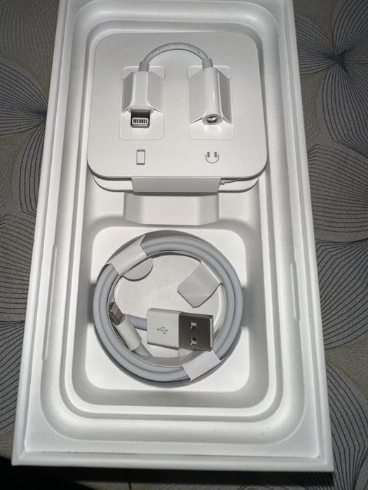 Iphone нови оригинални кабел, слушалки и преходник