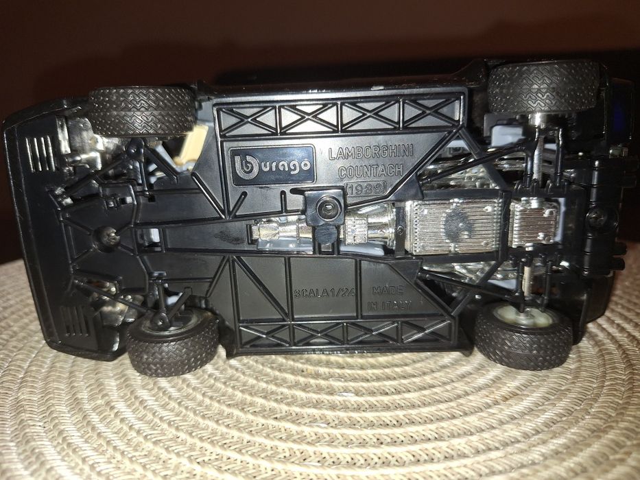 Метални колекционерски колички BURAGO 1:24