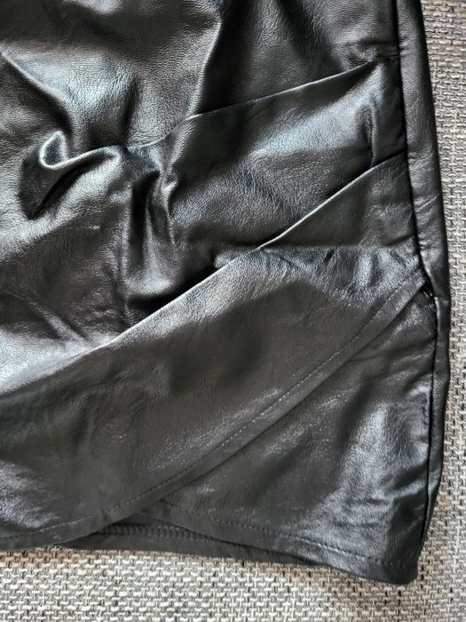 Vând fusta neagră, piele ecologica.