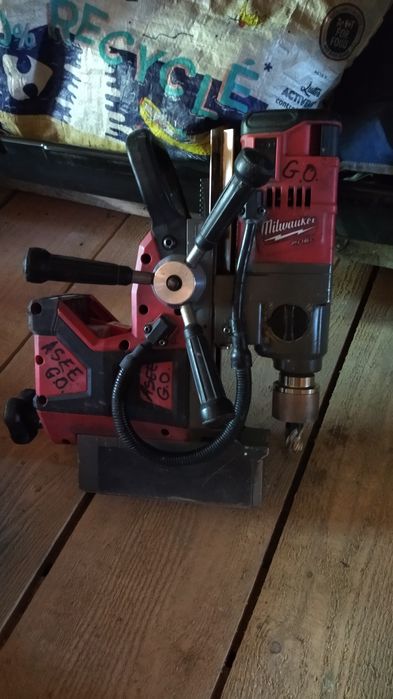 Bormașină cu talpă magnetică Milwaukee