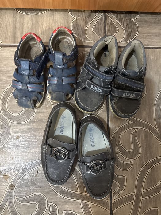 Отдам бесплатно обувь детскую