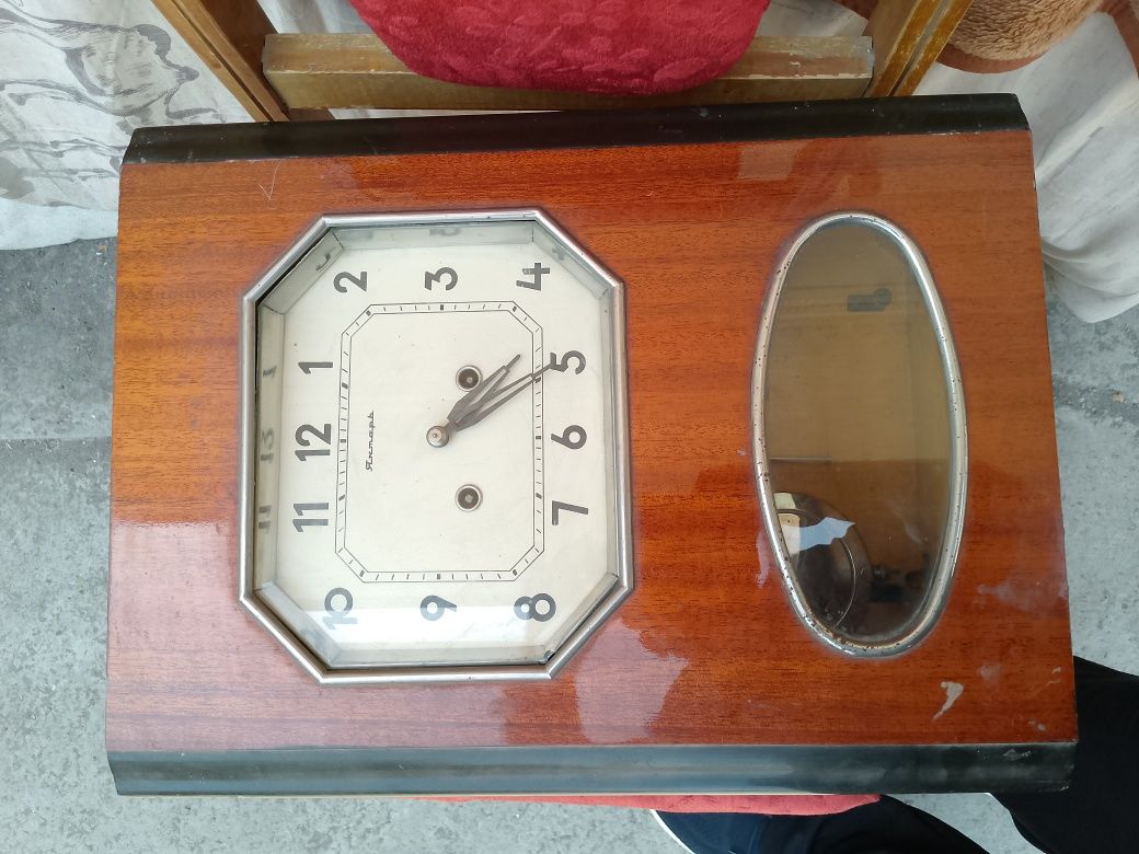 Соат 1975 йил ишлейди