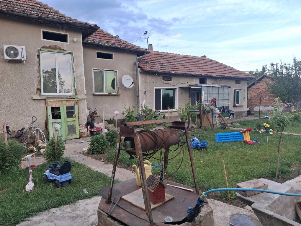 Продавам къща с. Бреница