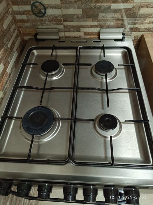 Vând aragaz..cuptorul este electric și plita pe gaz