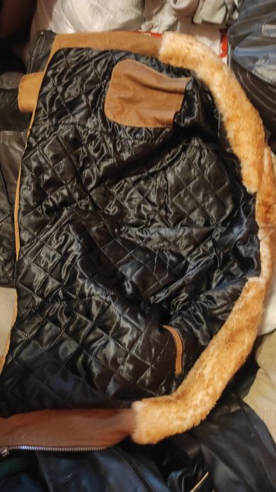 Vand geaca de piele maro deschis cu guler de blana la 1000 lei.