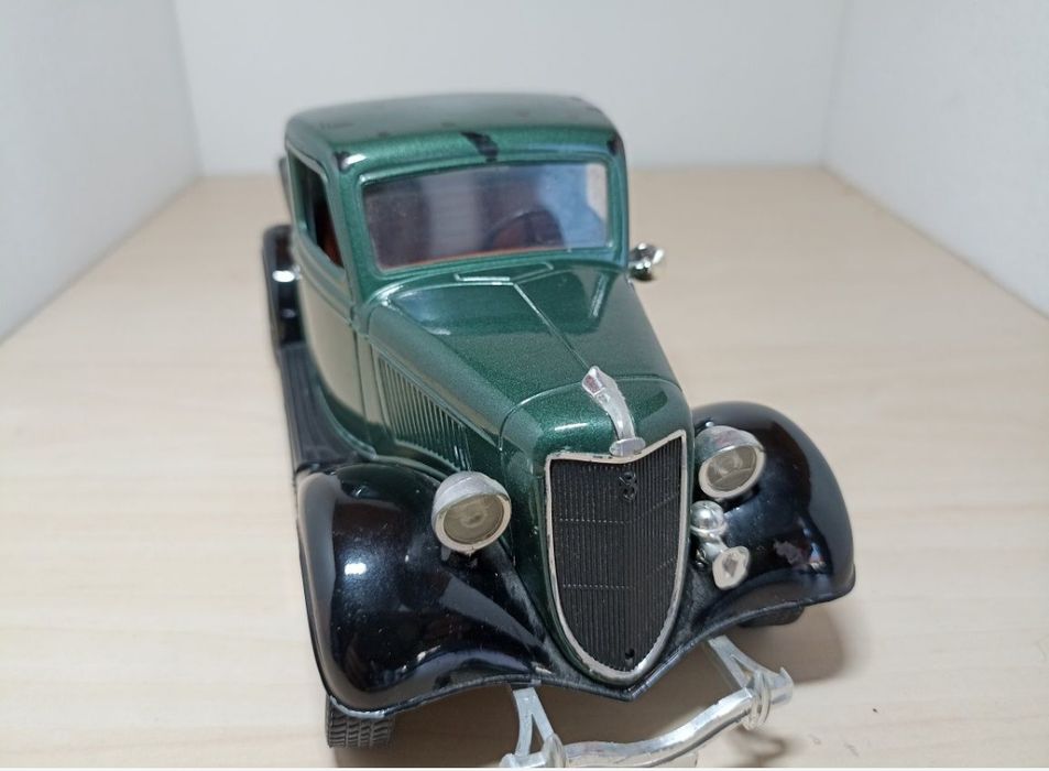 Ford V8 
Scara 1:19
solido 

Pozele reflectă realitatea. Se vinde exac