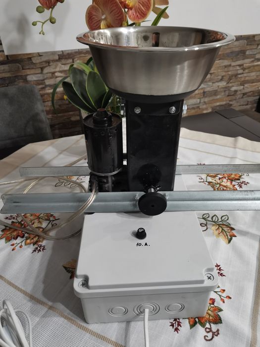Spargator de nuci electric Nou
